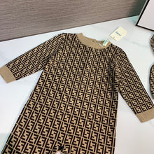 Load image into Gallery viewer, Baby clothes with hat
